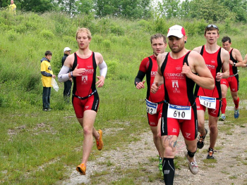 Ganz in rot, doch ohne Blumenstrauß...